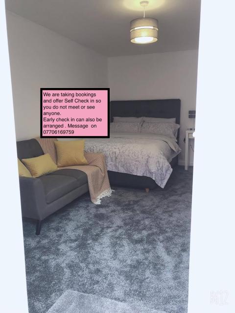 Flat 2 - Entire Modern Two Bedrooms home with en-suite & free parking close to QMC, City centre and Notts uni - Self check in