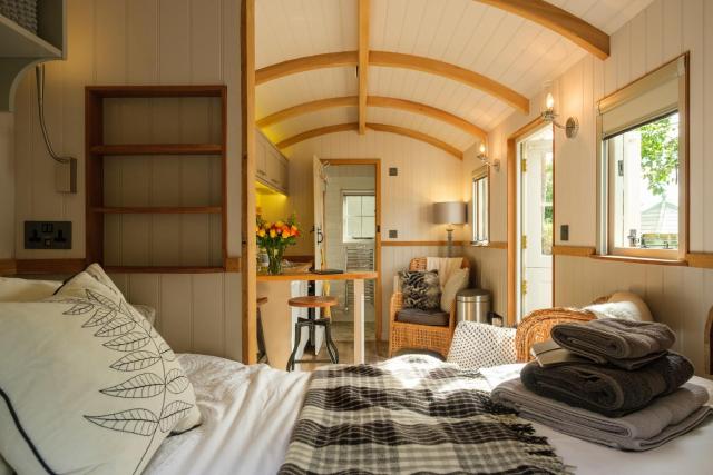 Piano Forte - a delightful rural shepherd hut & hot tub available !