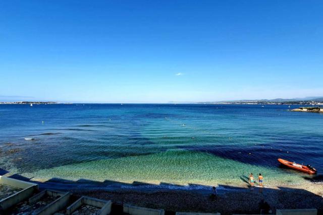 Miramare studio pieds dans l eau vue mer féerique 180 féerique