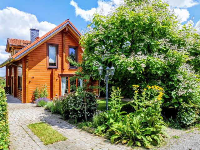 Gemütliches Blockhaus am Wald mit großem Garten