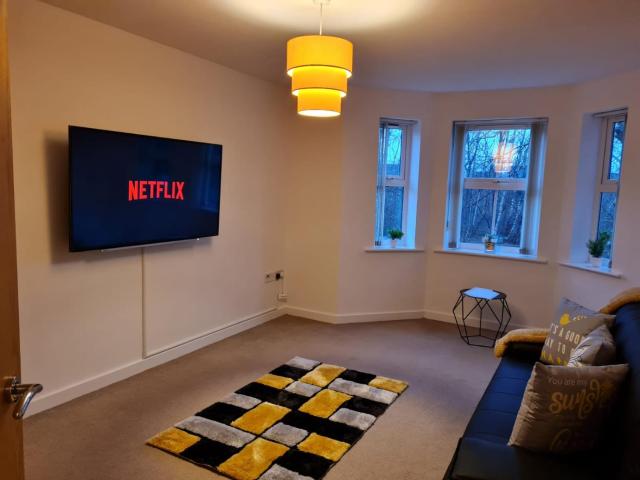 Patton Place, Warrington, 1 Bedroom, Safari Themed, High Speed WiFi, Smart TV, Amazing Train Links, Secure Location, Hotel Vibe in a Home