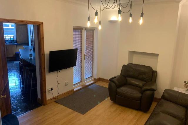 Big 6 bed house w/ 5 double beds WIFI and Netflix