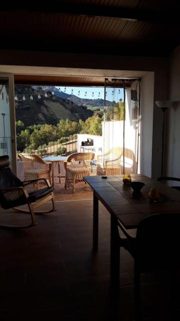 Apartamento casa con vistas al campo y cocina con terraza