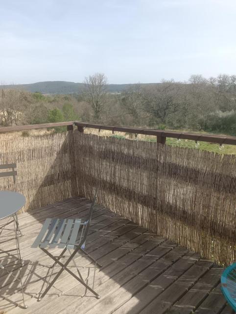 La Chouette Villa, chambre Mazet de 11m2 pièce sous-pente accés par escalier en bois