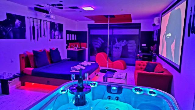 Loveroom Very Good Trip chambre avec jacuzzi privatif