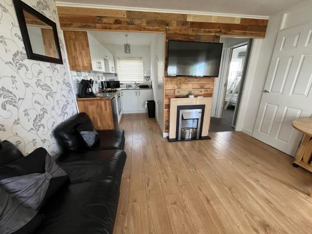 Signature, Scratby - Two bed chalet, sleeps 7, free Wi-Fi, bed linen and towels included, pets welcome and onsite entertainment available