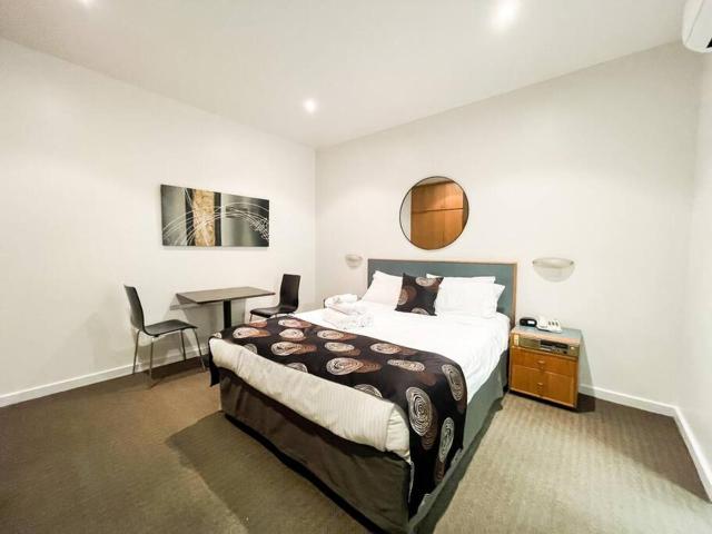 410 /247 studio gouger st Ex hotel room in city