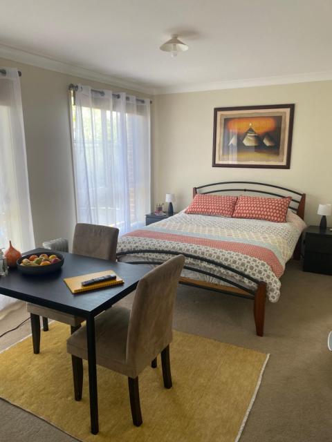 Private room with ensuite and parking close to Wollongong CBD