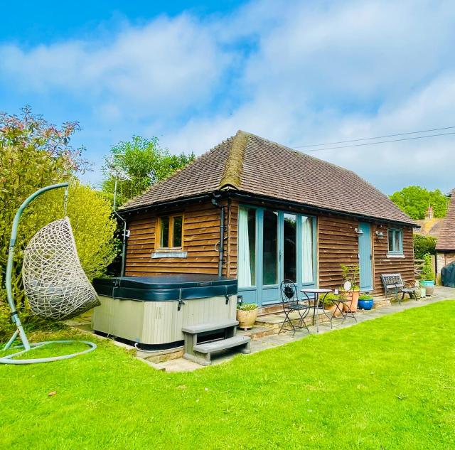 The Barn cottage with hot tub overlooking the lake