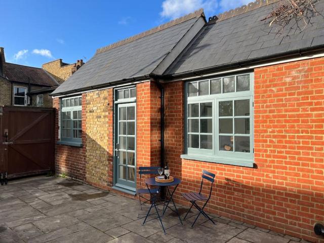 Forge Cottage - Pretty 1 Bedroom Cottage with Free Off Street Parking