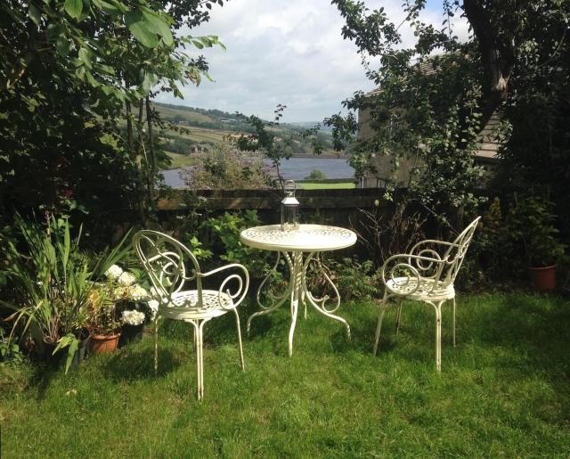 Bijou Cottage in Brontë Country with Wood-burning Stove & Hot Tub Spa