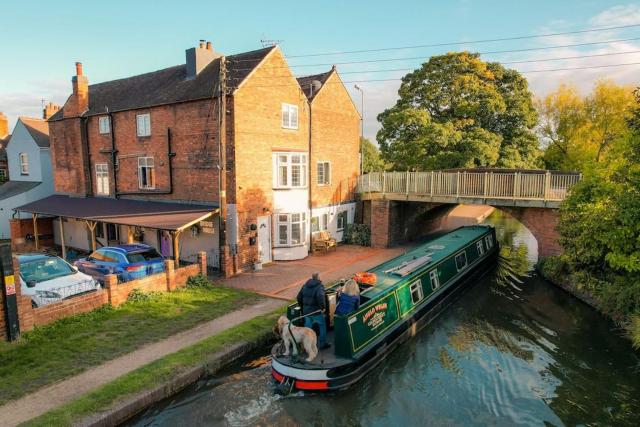 Hidden Gem Canal Facing Retreat with lovely walks