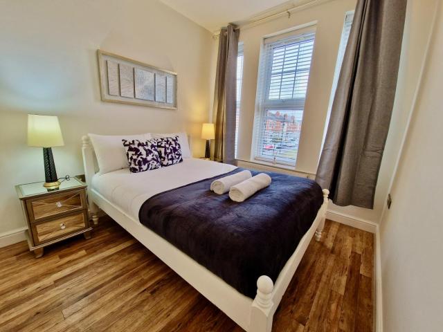 Spacious Luxury Serviced Apartment next to City Centre with Free Parking - Contractors & Relocators