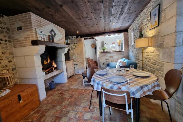 La Terrasse de Sacha - House with terrace and fireplace