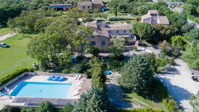 La Bastide de la Peyrolière avec piscine et tennis face au Luberon