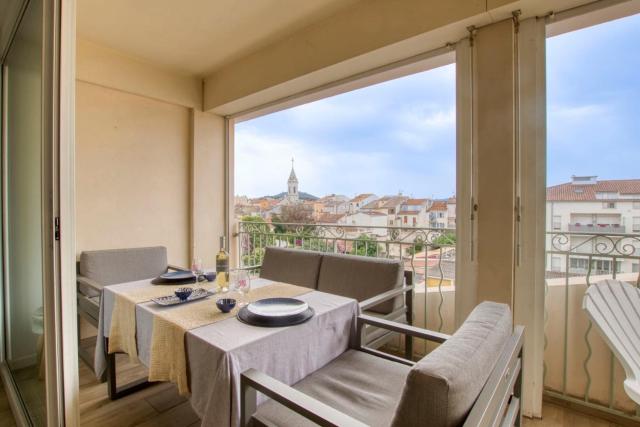 Bright 50 m in the centre of Sanary-sur-Mer