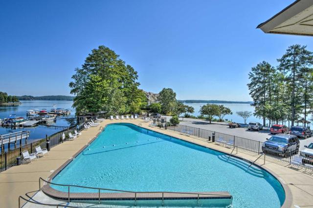 Walk to Lake Keowee Salem Townhome with Deck