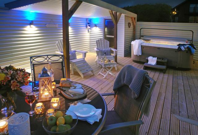 SandPipers Luxury hot tub lodge with 2 ensuites a private Sauna & BBQ terrace