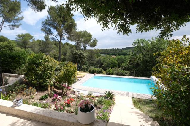 superb villa with private pool, with magnificent view of the luberon, in the heart of provence, 8 persons