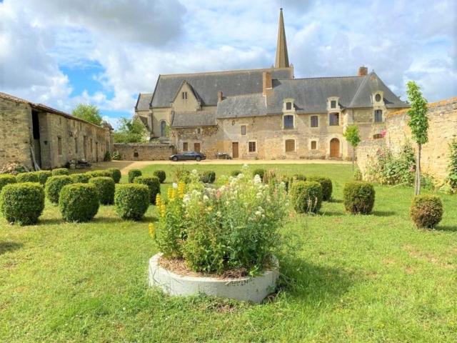 Évasion Romantique au Prieuré avec Jardin en Anjou, Petit-Déjeuner Inclus - FR-1-622-63