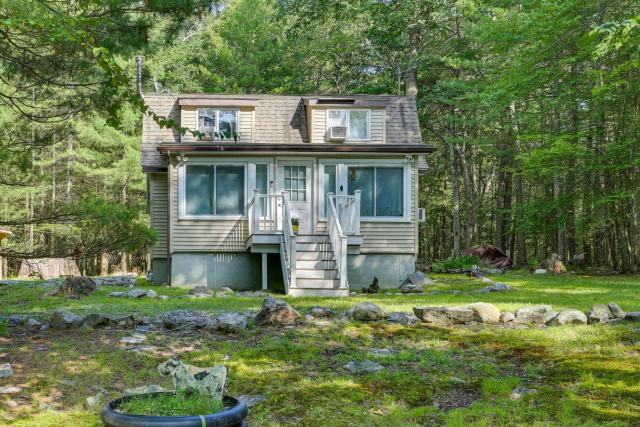 Huguenot Retreat with Screened Porch and Lake Access!