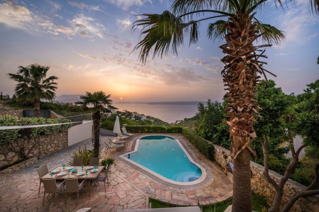 Villa Nicolas Plaka With Sea View