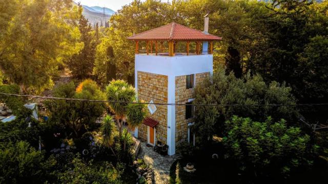 Steinturm mit Dach-Terrasse zwischen Fluß, Meer und Gebirge- Spiti Pirgos