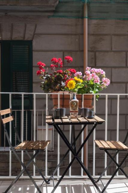 Napoli centro apartment A balcony in the heart of naples