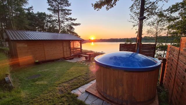 Siedlisko nr 2 nad jeziorem Skarlińskim, jezioro, mazury, domki letniskowe