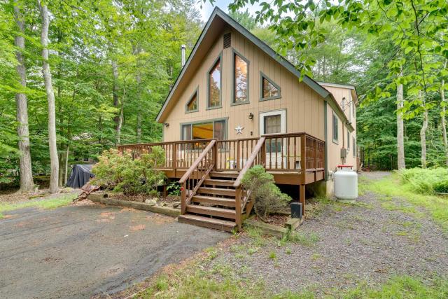 Spacious Pocono Lake Cabin with Community Amenities!