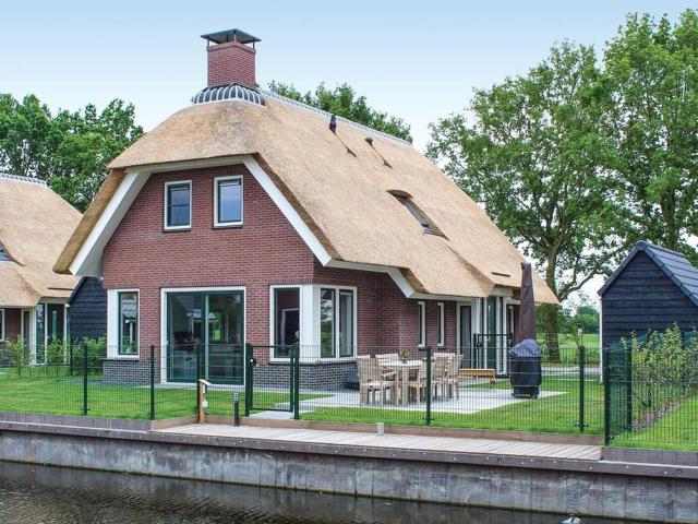 Child-friendly villa on the water in Friesland