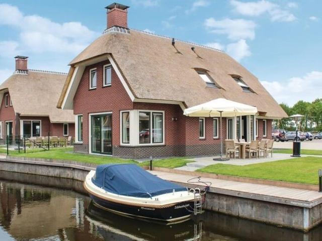 Villa with sauna, on a holiday park on the water