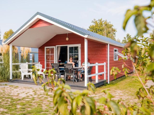 Cozy chalet with covered terrace, in a holiday park on the Leukermeer