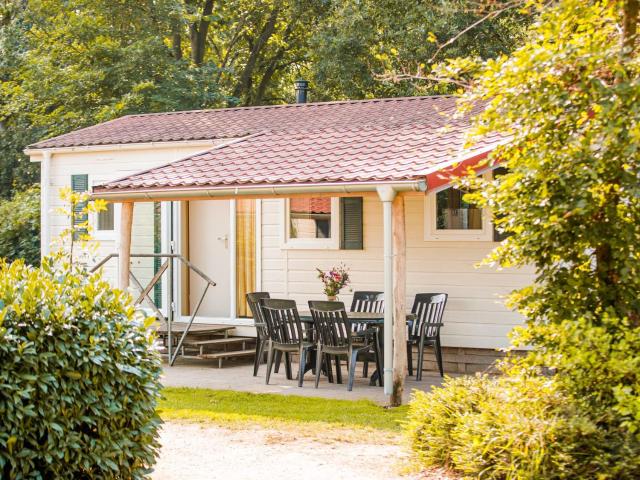 Cozy chalet with covered terrace in a holiday park on the Leukermeer