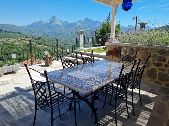 DA ERCOLE casa vacanze di lusso con giardino, piscina e idromassaggio.