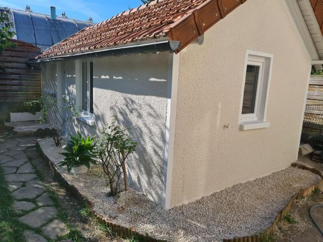 Petite maison cosy dans un jardin.