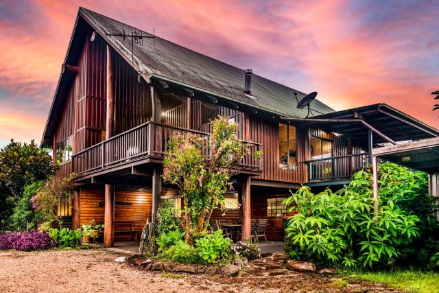 Treetops Sanctuary - Luxury Treehouse pole home