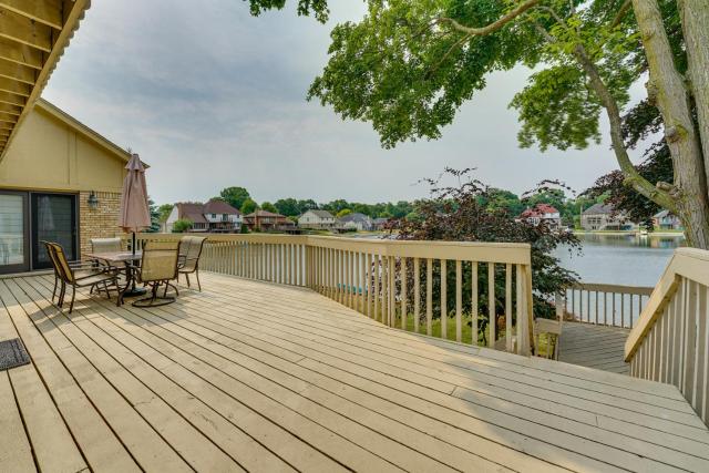 Lakefront Shelby Twp Getaway with Swim Pond!