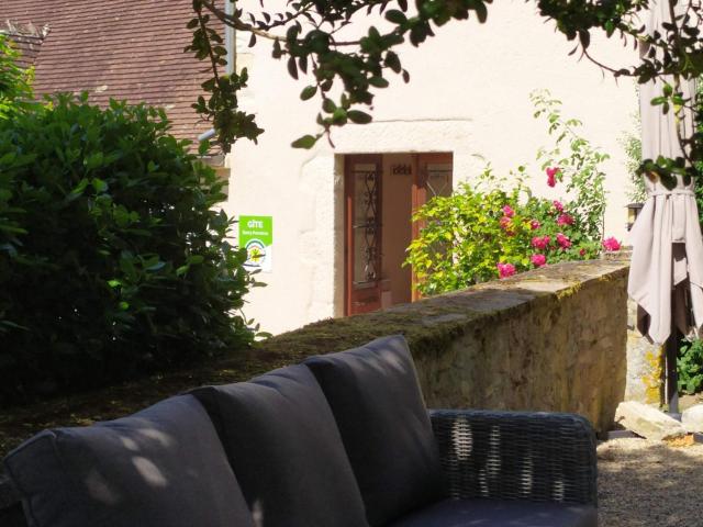 Gîte Contemporain près de l'Abbaye de Noirlac avec Jardin, Wi-Fi et Commodités Incluses - FR-1-586-38