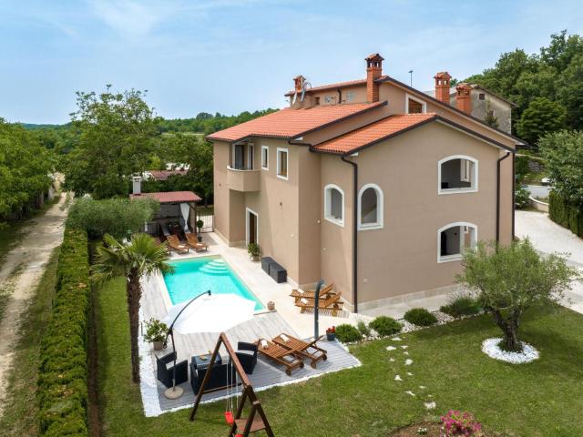 Splendid Villa in Vi inada with Jacuzzi