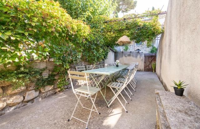 Maison authentique a Montfrin avec terrasse Air conditionne