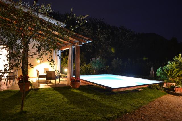 villa con piscina esclusiva nel verde