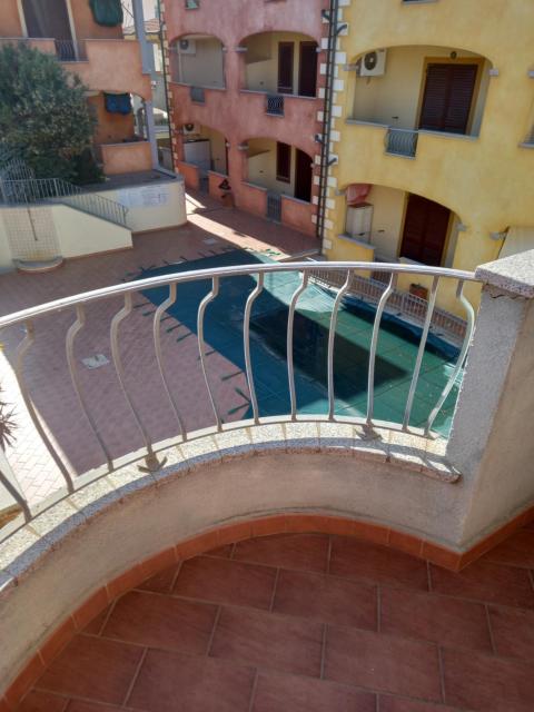 Grazioso appartamento bilocale al primo piano 3 posti letto con terrazzino. Piscina condominiale