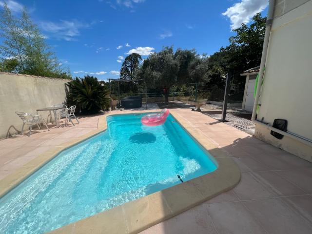 Maison 1975, fleurie, accès piscine au calme