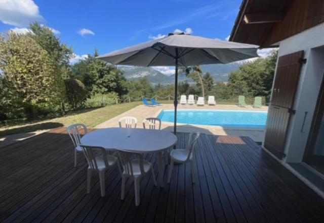 Villa avec piscine, vue lac et montagne