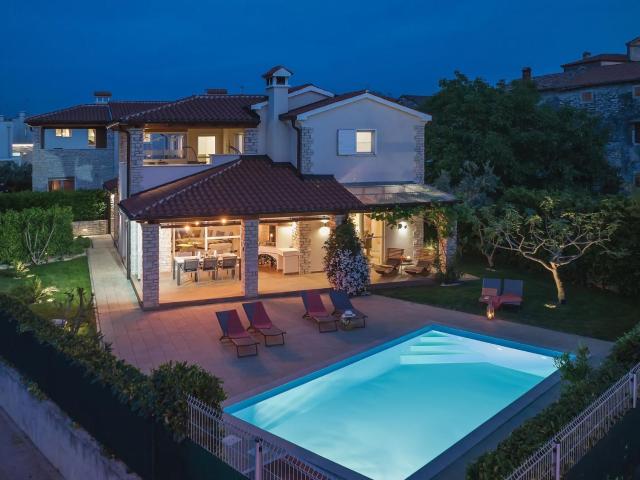 Gorgeous Villa in Novigrad with Private Pool