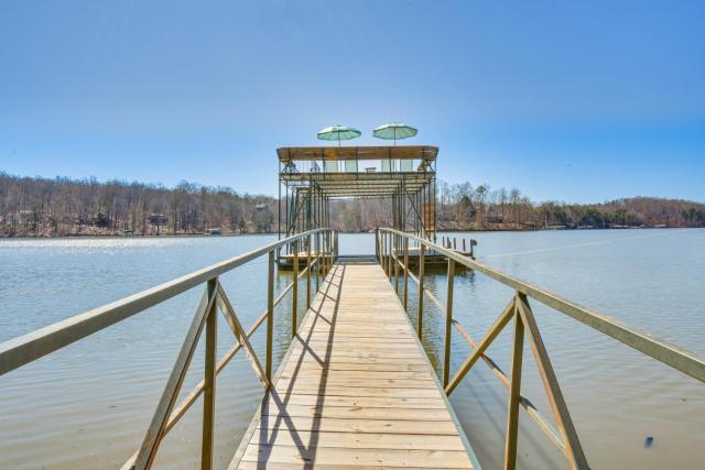 Lake Hartwell Retreat with 2-Tier Dock and Boat Slip!