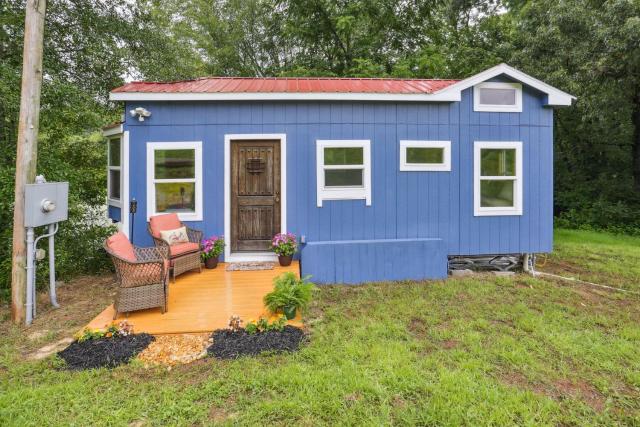 Pendergrass Tiny Home Cabin on Pond with Fire Pit!