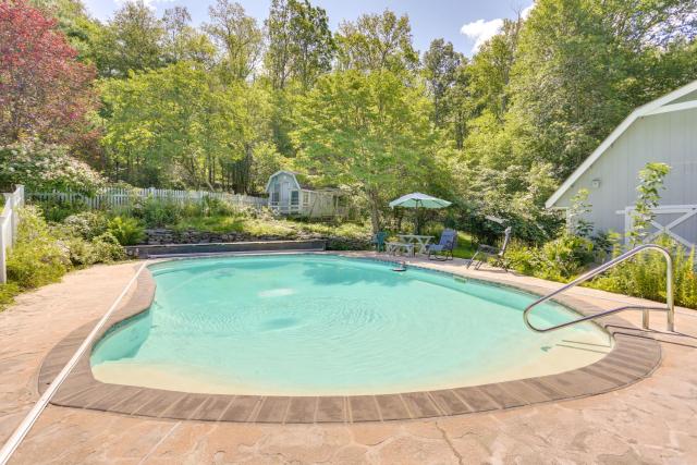 Sparrow Bush Retreat with Pool and Screened Porch