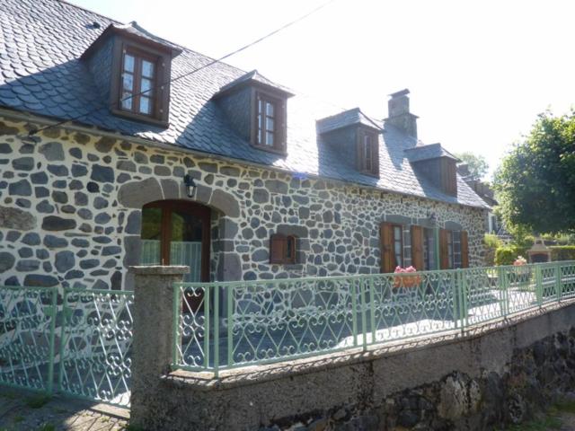 Maison de caractère avec jardin clos, proche Puy Mary, idéale pour randos, pêche, et ski de fond. - FR-1-742-7